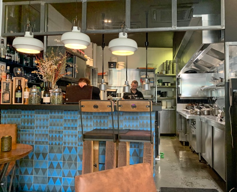 L'atelier Nice vue générale sur le chef au piano