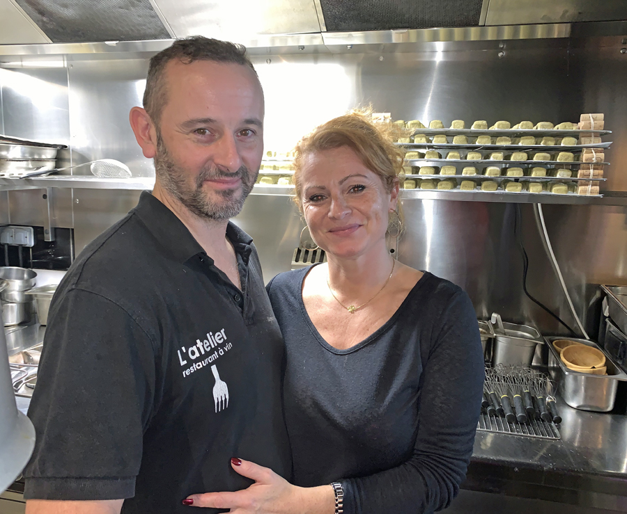 L'atelier à Nice, STÉPHANE et FLEUR, lui est aux fourneaux, elle est en salle.