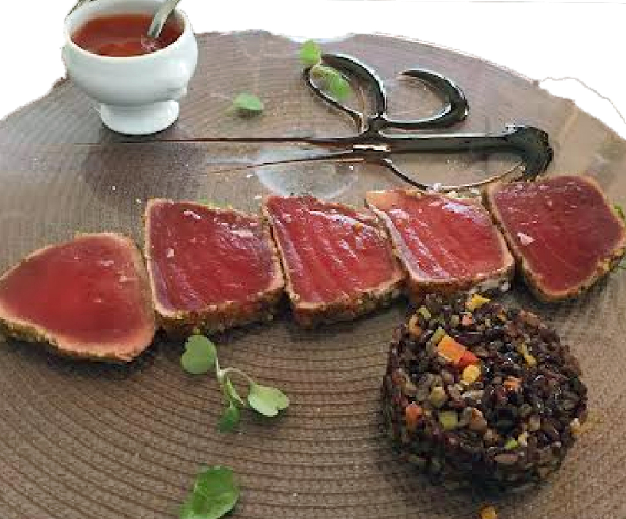 AMAREA ROMOLO tataki de thon an croûte de pistaches riz noir venero avec petits légumes