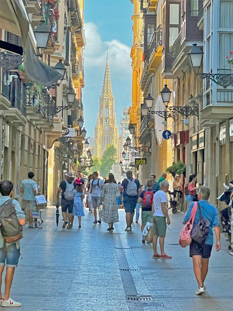 SANS SEBASTIAN RUELLE AVEC AU FOND LA CATHEDRALE DU PON PASTEUR